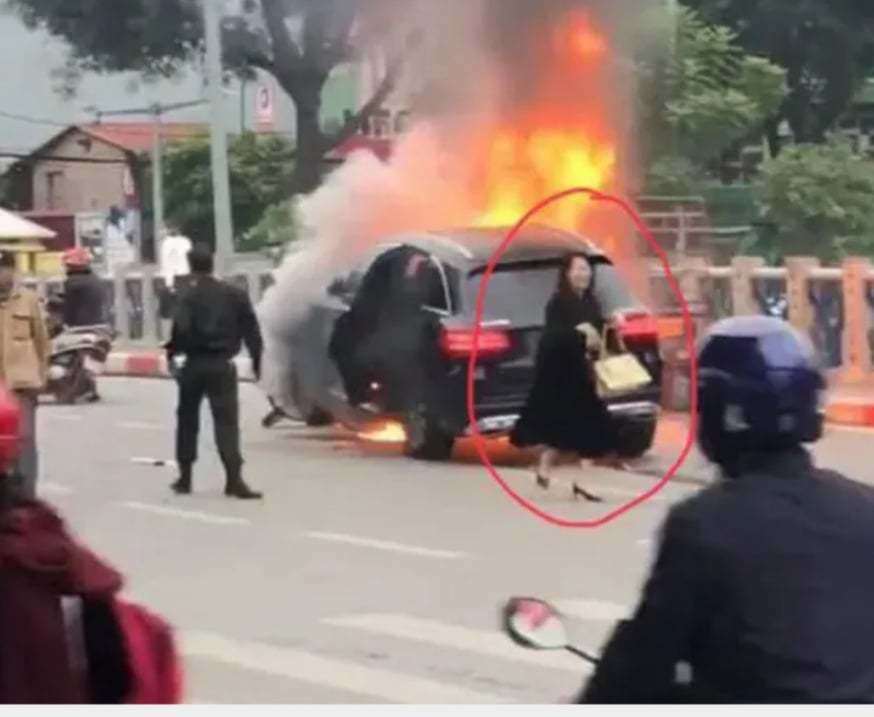 Hiện trường kinh hoàng ô tô Mercedes bốc cháy sau khi tông hàng loạt phương tiện tại quận Cầu Giấy, Hà Nội.