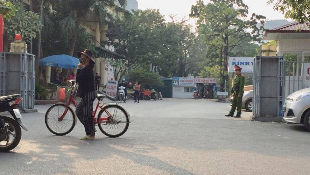 Cảnh sát gác phía ngoài cổng Trung tâm pháp y - nơi bảo quản t.h.i t.h.ể nữ n.ạ.n nhân đi xe đạp bị ô tô Mercedes t.ô.n.g t.ử v.o.n.g
