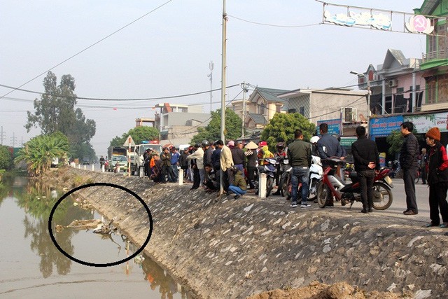 Khu vực người dân thôn Do Nghĩa phát hiện sự việc chiếc xe máy nằm dưới mương nước cạnh QL37