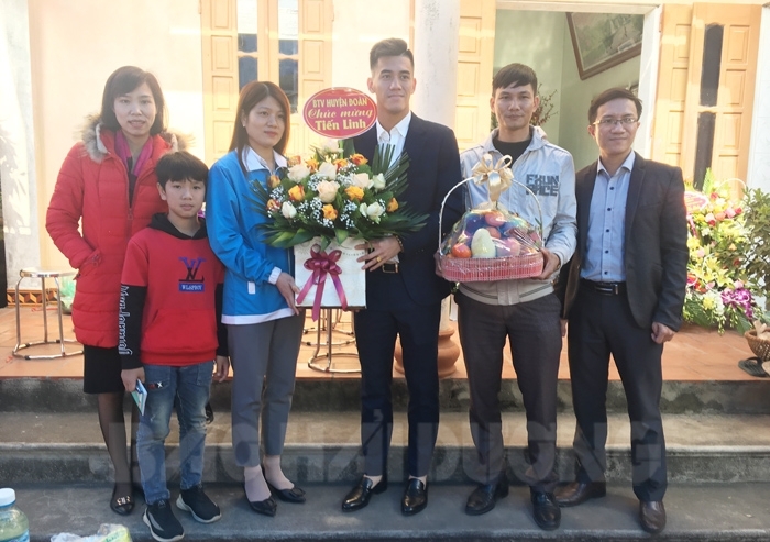 Huyện đoàn Cẩm Giàng tặng hoa chúc mừng cầu thủ Tiến Linh