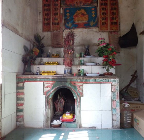 Cận cảnh bàn thờ của thánh cô Trần Thị Định 