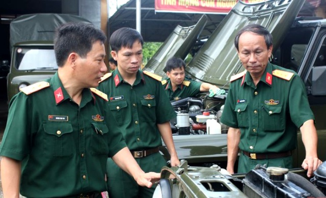Thượng tá Hoàng Mai Vui (ngoài cùng bên trái) kiểm tra phương tiện kỹ thuật tại Thanh Hóa (Ảnh Thanh Hải - Bộ Chỉ huy Quân sự tỉnh Thanh Hóa).