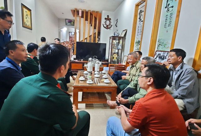 Đồng đội, bà con lối xóm đến thăm hỏi, động viên, chia buồn với thân nhân Thượng tá Hoàng Mai Vui.