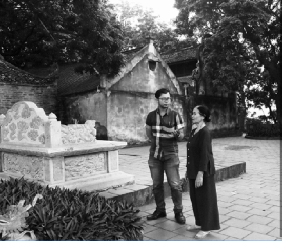 Bà Dương Thị Phu, thủ nhang đền Cao chia sẻ những câu chuyện về lịch sử cũng như các giai thoại về ngôi đền với PV ĐS&PL.