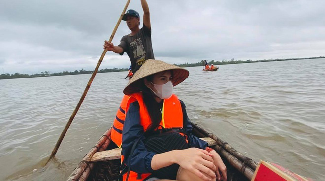 Thủy Tiên đi cứu trợ miền Trung lũ lụt.