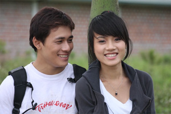 Nguyễn Linh Chi Hoa (bên phải) trong Bước nhảy xì teen năm 2009.