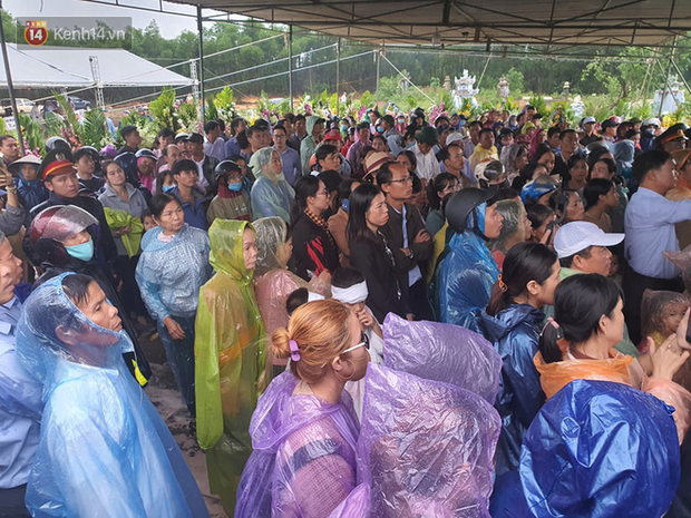 Hàng trăm người dân đội mưa đến đưa tiễn vị chủ tịch mà mình quý mến về với đất mẹ.