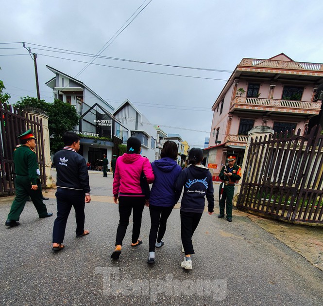 Thân nhân đến Nhà thi đấu đa năng tỉnh Quảng Trị nằm đường Trường Chinh, TP. Đông Hà để làm thủ tục khâm liệm cho các chiến sĩ hi sinh.