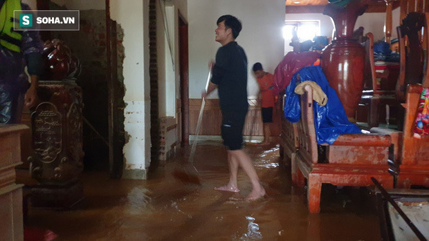 Anh Lợi dọn dẹp căn nhà to đẹp của mình sau khi nước lũ rút