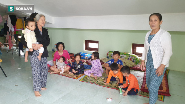 Người già, trẻ em, phụ nữ có con nhỏ tá túc qua những ngày mưa lũ trên tầng 3 căn nhà của vợ chồng anh Lợi