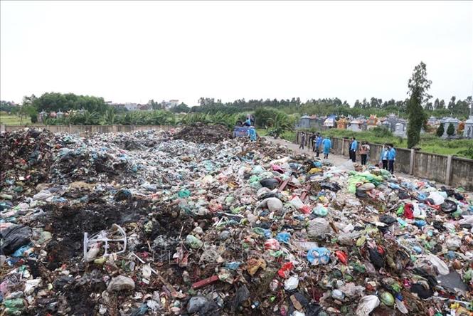 Khu vực bãi rác thải tập trung của thị trấn Gia Lộc, huyện Gia Lộc, tỉnh Hải Dương với quy mô trên 1ha, nơi tiếp nhận mỗi ngày khoảng 20 tấn rác.