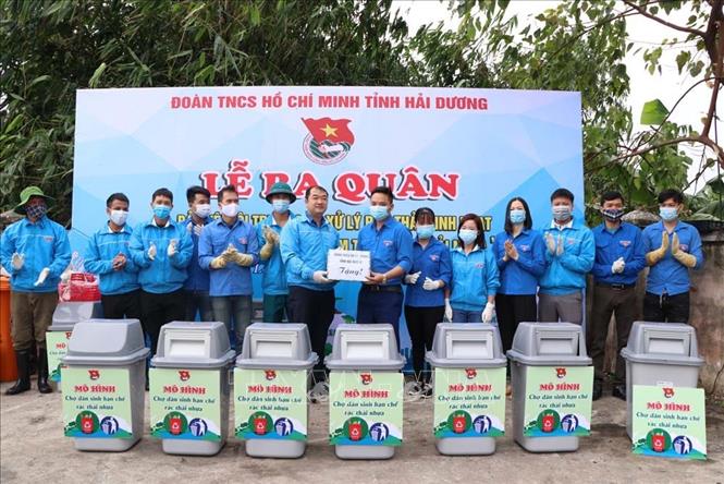 Đại diện Ban Thường vụ Tỉnh đoàn Hải Dương tặng quà cho đội thanh niên tình nguyện xử lý rác thải huyện Gia Lộc. 