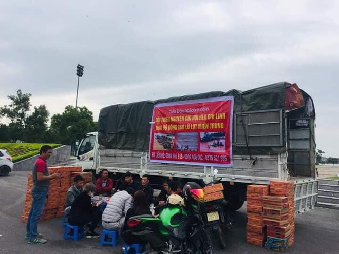 Những chiếc xe tải chở đồ quyên góp, ủng hộ đồng bào miền Trung