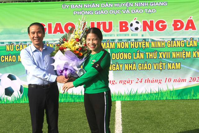 Ông Nguyễn Thành Vạn - Phó Chủ tịch UBND huyện Ninh Giang tặng hoa chúc mừng BTC