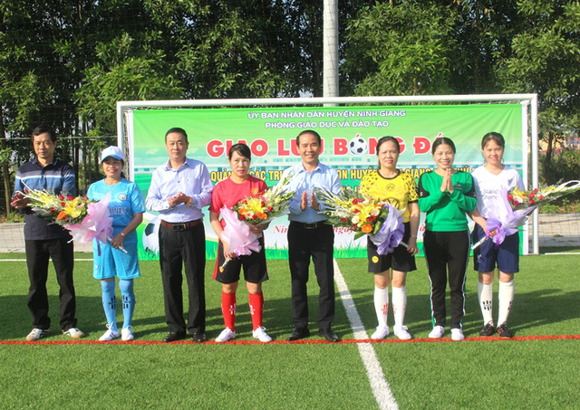 Lãnh đạo huyện Ninh Giang và BTC tặng hoa cho các đội thi