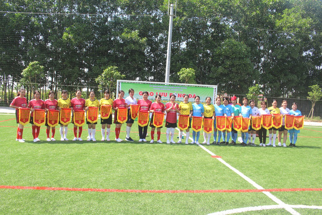 24 trường mầm non tham gia giải bóng đá được BTC trao cờ lưu niệm