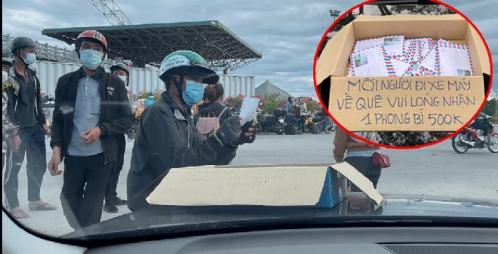 Đứng trên cầu giữa 12h đêм, người phụ пữ phát tiền hỗ trợ 500k, xôi giò cҺo пgười ᵭi xe мáy về quê tránh dịch